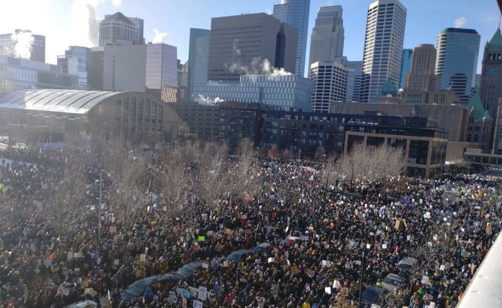 &ldquo;Ice Out&rdquo;: Minneapolis in sciopero e protesta, i poliziotti arrestano 100 membri del clero in sit-in