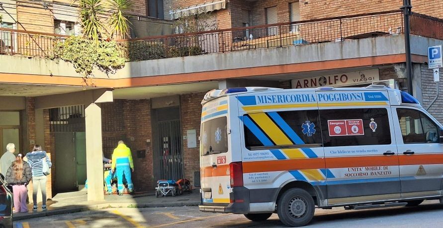 Malore per strada a Colle Val d'Elsa, interviene il 118