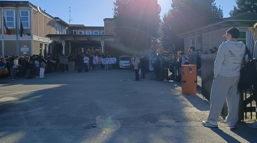 Flash mob al liceo Volta di Colle Val d'Elsa per la pace