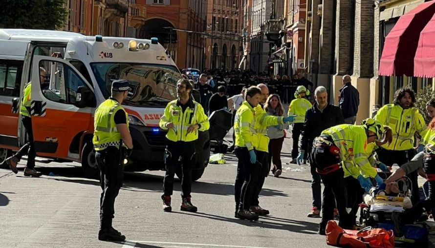 Auto a folle velocit&agrave; sulla folla in centro a Modena: 8 feriti, quattro sono gravi. Arrestato il conducente