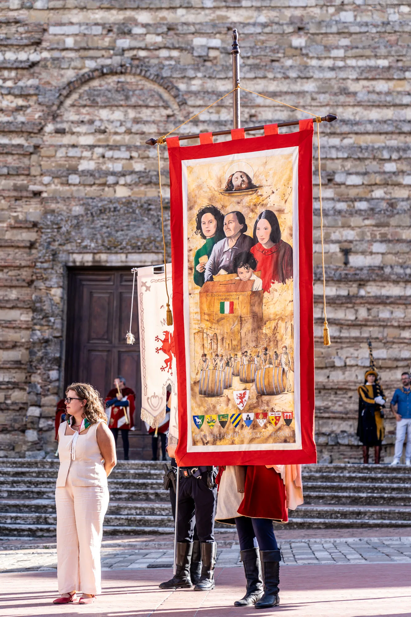 Montepulciano, svelato il Panno del Bravìo 2026 dedicato agli 80 anni dal diritto al voto alle donne. Poggiolo vince “A Tavola con il Nobile”