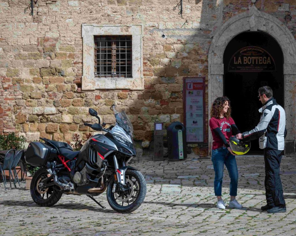 Montepulciano in moto, così il turismo diventa a misura di motociclista