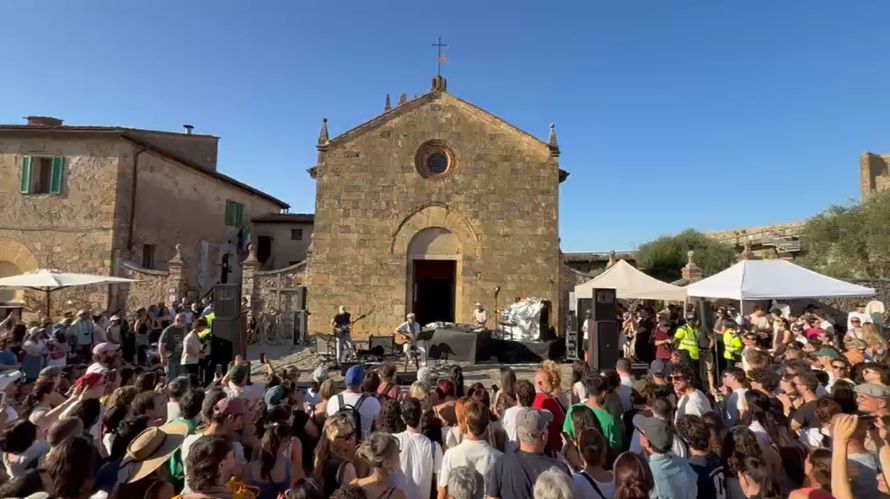Il Festival of the Sun accende Monteriggioni: Jovanotti canta in piazza e le star stregano il borgo