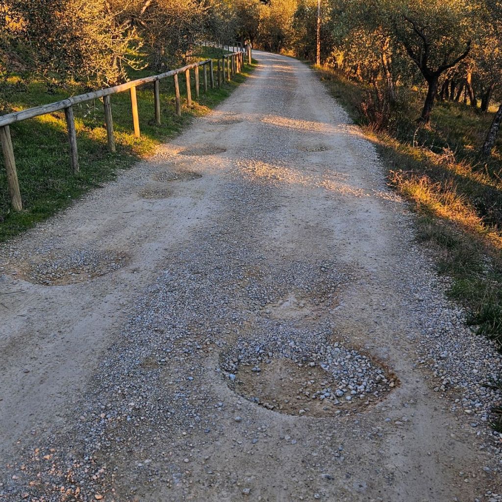 Strade bianche con solchi e crateri, Senesi scrive al Prefetto