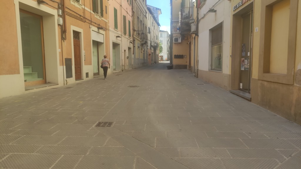 Carabinieri fissi di notte nella Ztl di Pogggibonsi. Ieri sera vigile urbano ferito dopo una lite