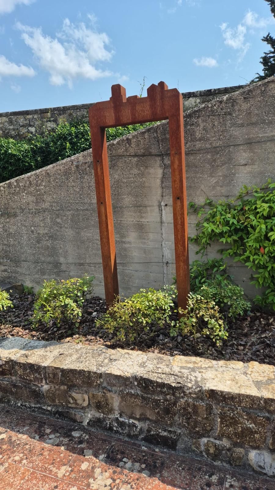Atti vandalici nel cimitero di Panzano in Chianti: trafugato il monumento bronzeo ai Caduti