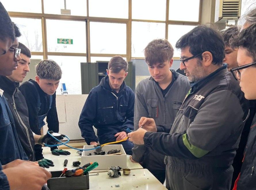 Officina del Futuro al "Cennini": i segreti del motore a 2 tempi svelati da Mauro Mori