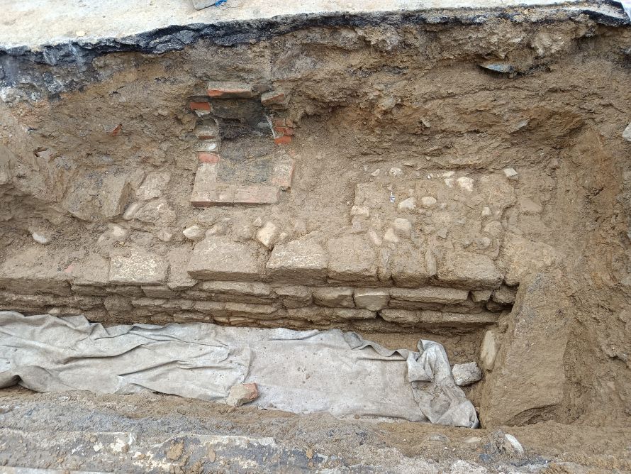 Dai lavori in piazza Frilli spunta la cinta muraria di Poggibonsi, la Sovrintendenza chiede indagini