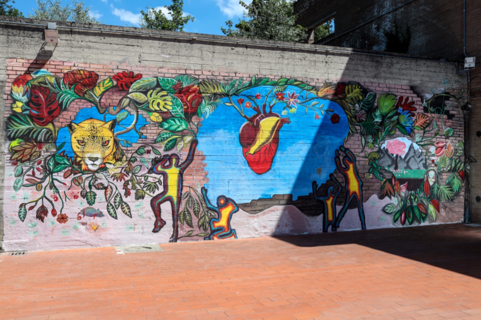 Il mondo ideale dei ragazzi in un murale realizzato dagli studenti della scuola Tozzi