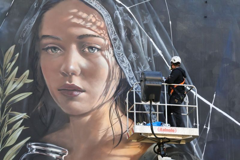Concluso il murale di Neve dedicato a Eirene, la dea della Pace: la maestosa raffigurazione si affaccia sul centro di Empoli
