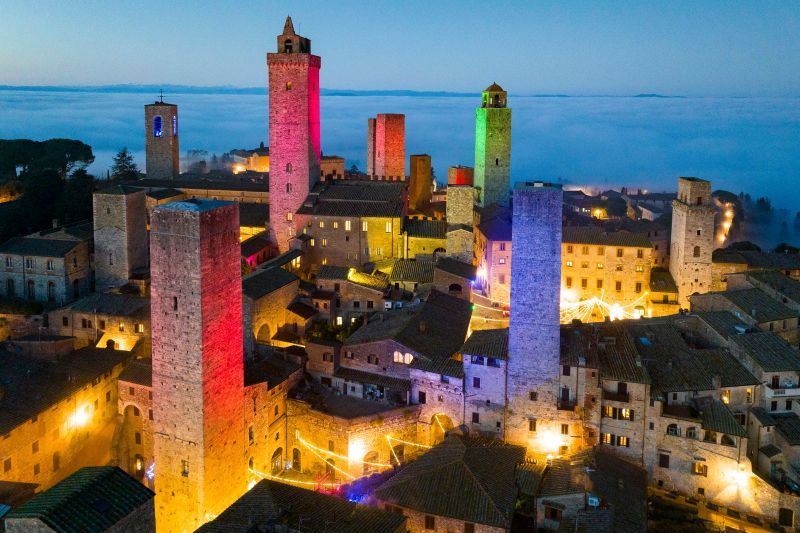 San Gimignano veste le torri, le piazze e le porte con luci e colori