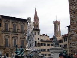 Firenze, fermato mentre tenta di fare il bagno nella fontana del Nettuno
