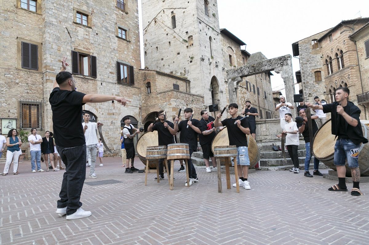 Nottilucente 2026: sabato 27 giugno concerti, spettacoli e arte diffusa nel centro storico di San Gimignano