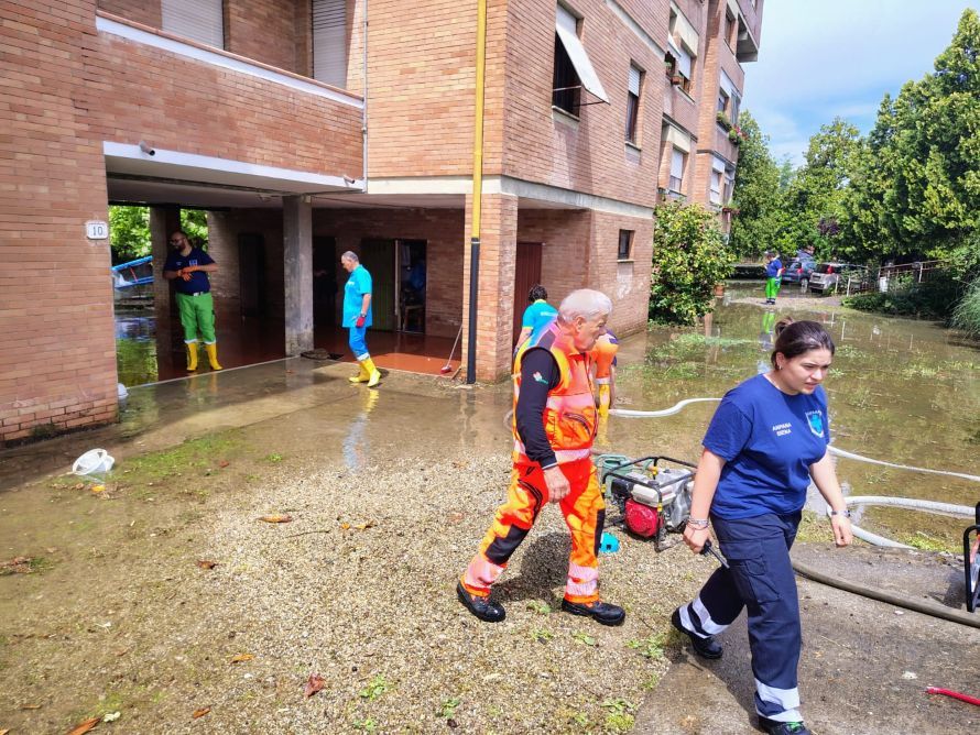 Bomba d&rsquo;acqua in Valdelsa: allagamenti a Poggibonsi, chiusa l'uscita della Firenze-Siena (VIDEO)