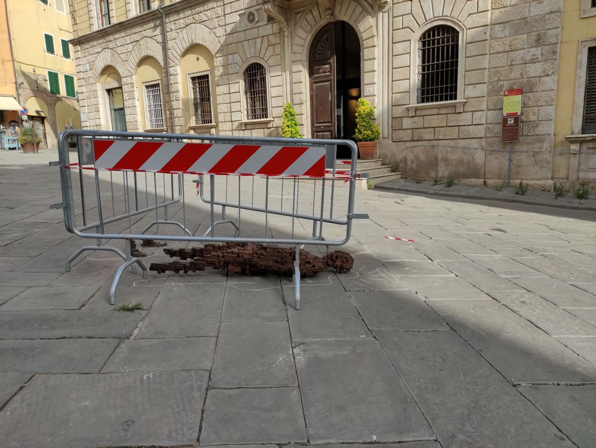 Gesto idiota, divelto uno degli omini di Gormley in piazza del Comune