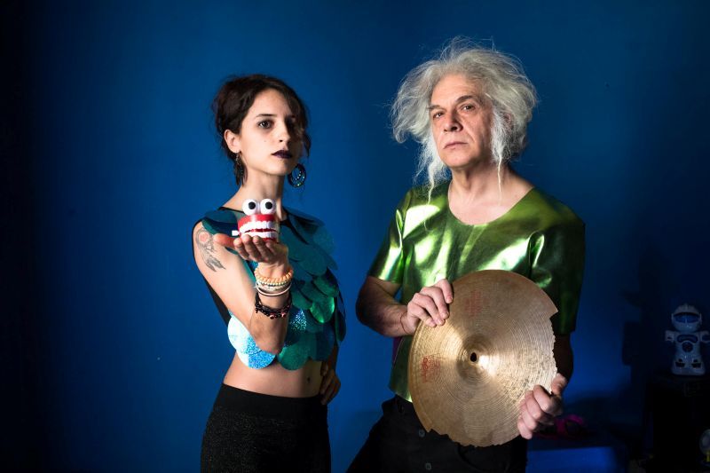 Concerto per voce, theremin, violino e giocattoli.  Al Politeama il mondo onirico degli OoopopoiooO 