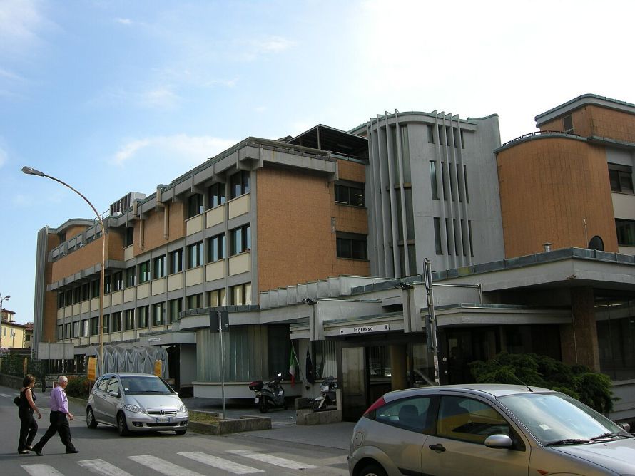 Shopping e pranzi al ristorante durante il turno: arrestato dipendente dell'ospedale di Pescia