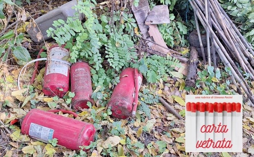 La triste vicenda dei quattro estintori abbandonati