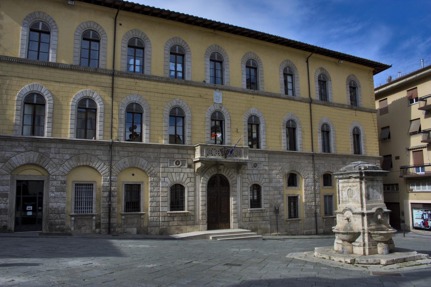 Donne in cammino, flashmob contro le guerre davanti al Comune di Poggibonsi