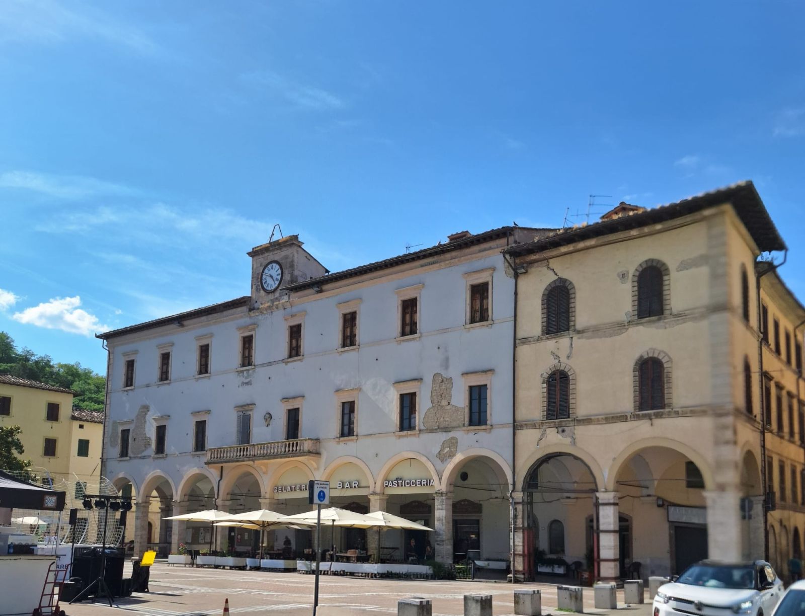 Colle, &ldquo;Piazza Arnolfo, pavimentazione rotta e pericolosa&rdquo;  La denuncia del segretario Enrico Galardi