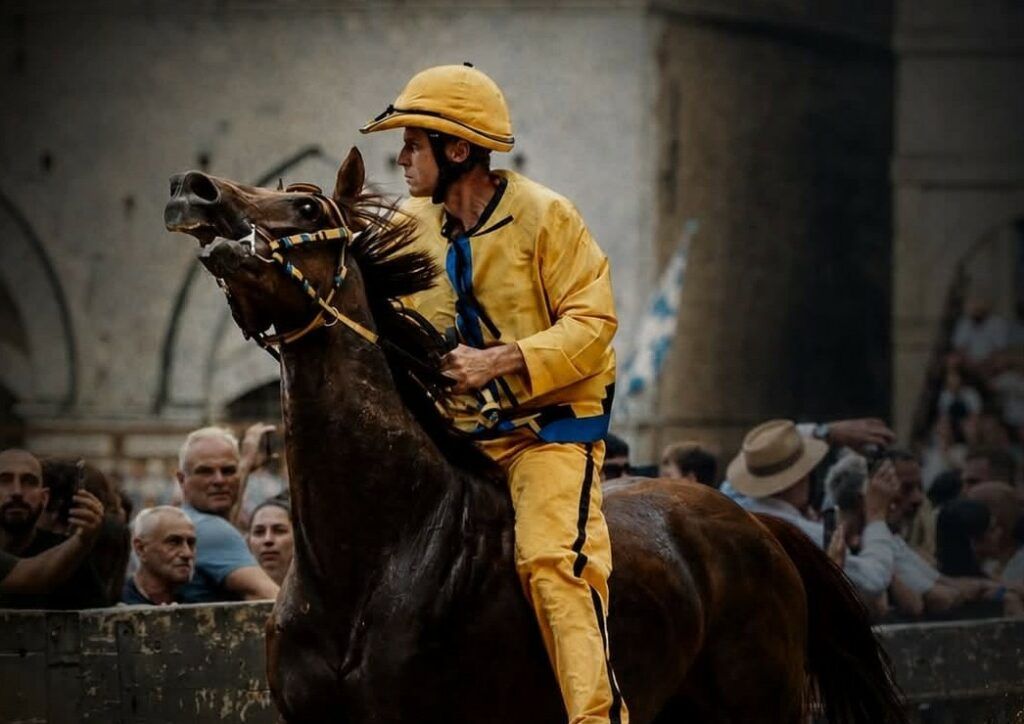 Palio di Siena: trionfo dell'Aquila con Tittia e Diodoro