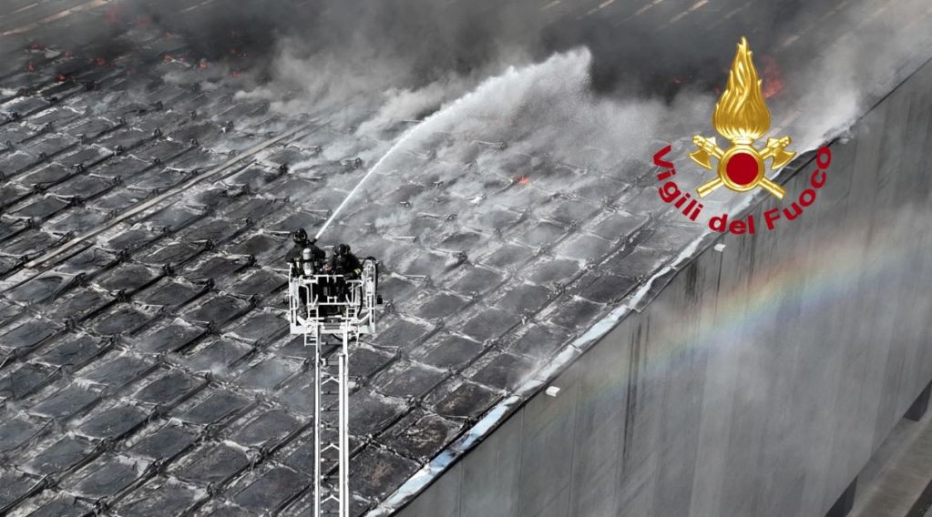 Fuoco a Sesto, in fiamme mille metri quadri di pannelli solari di una ditta di moda