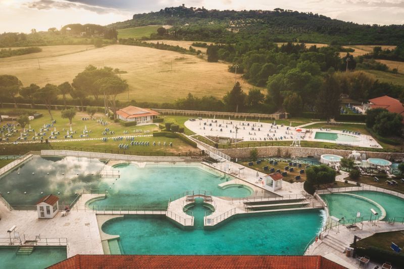 Viaggio al Parco Termale di Saturnia tra rituali, natura e sapori della Maremma