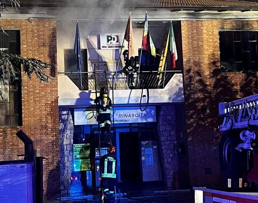 Incendio devasta la Casa del Popolo di Abbadia di Montepulciano: possibile atto doloso