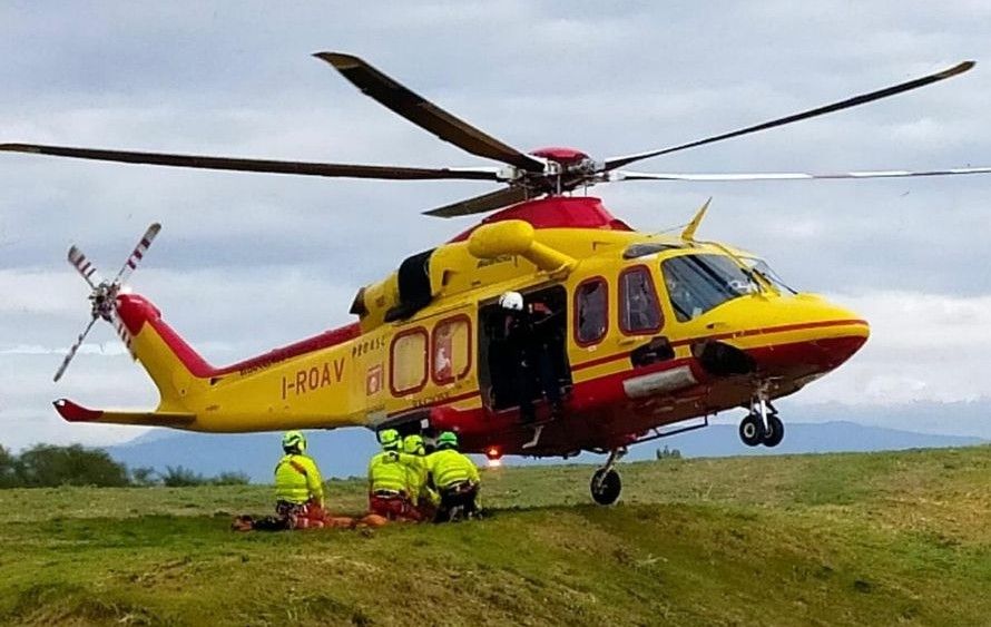 Incidente a Chiusdino: cade dalla bici sulla sp 73 bis, 40enne trasferito in codice 2 alle Scotte
