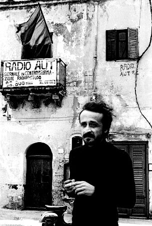 Peppino Impastato: il coraggio di rompere il silenzio con l&rsquo;ironia e la libert&agrave;
