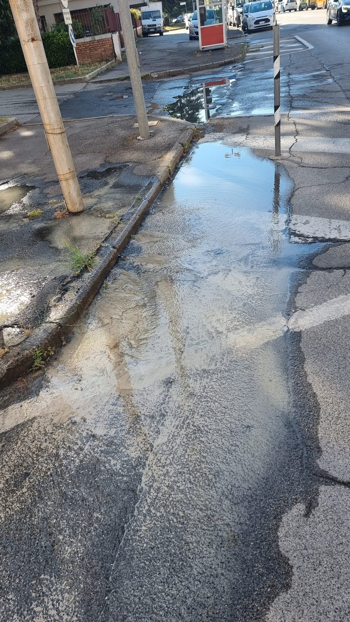 «Tubi rotti e perdite nonostante la siccità e la mancanza d'acqua»