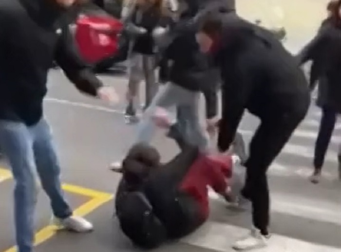 Studenti picchiati a Firenze, la lettera della preside spopola sui social: “Il fascismo nasce dall’indifferenza”