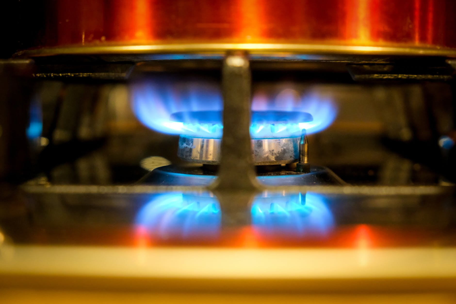 Rincari di luce e gas: +1.300 euro all'anno per le famiglie