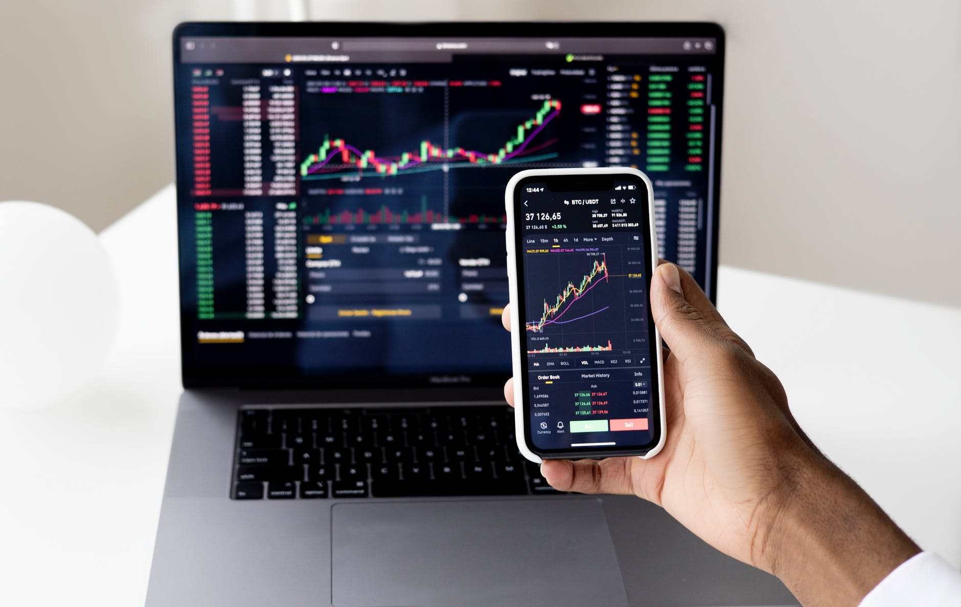 Lo smartphone ci spia? Indaga il Garante della Privacy