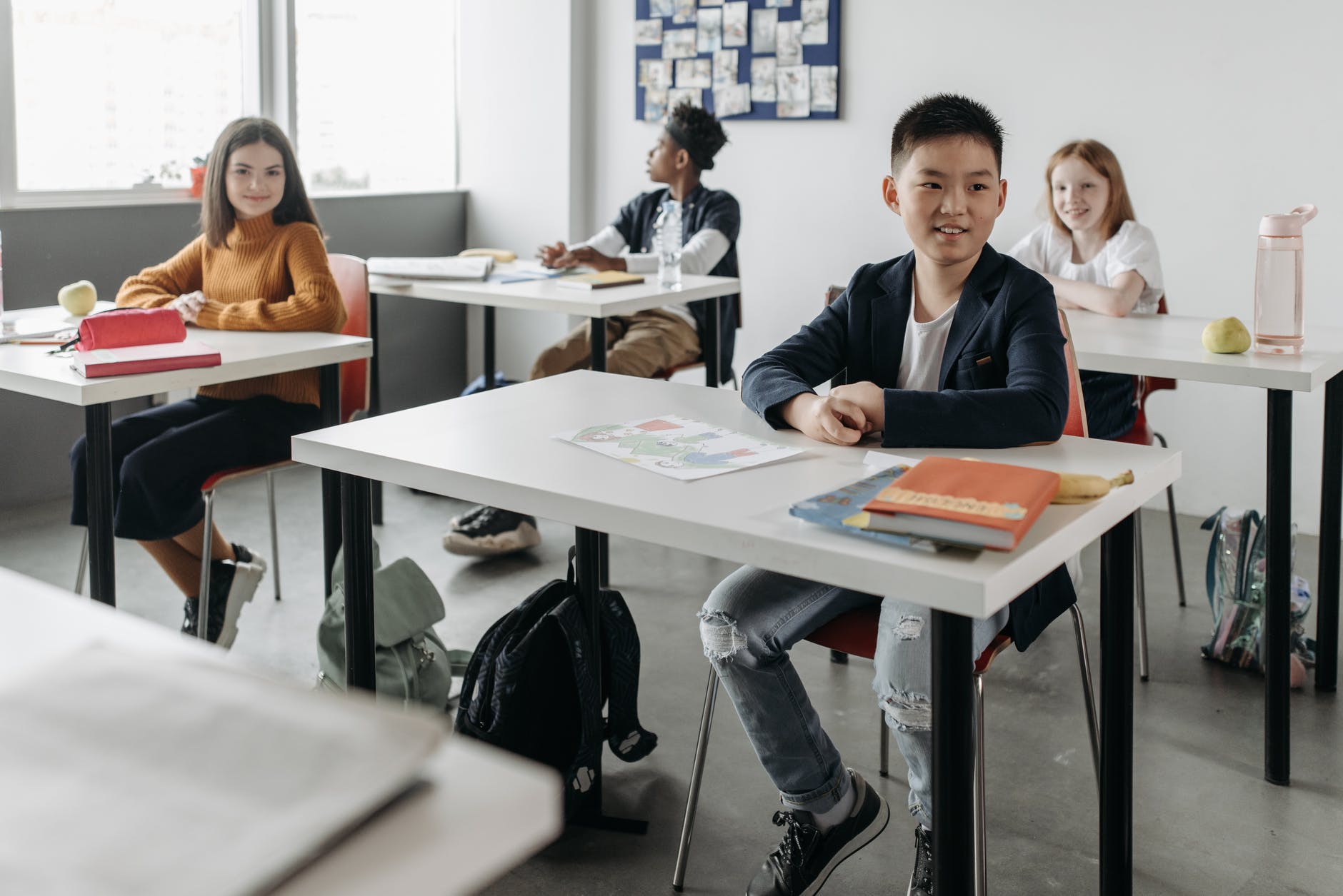 Studenti in Francia senza mascherina