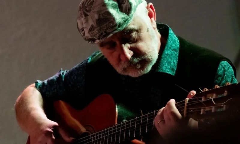 Jazz, satira e "saudade": al BarMaM la serata "Incroci" tra musica d&rsquo;autore e il graffio di Massimiliano Loizzi