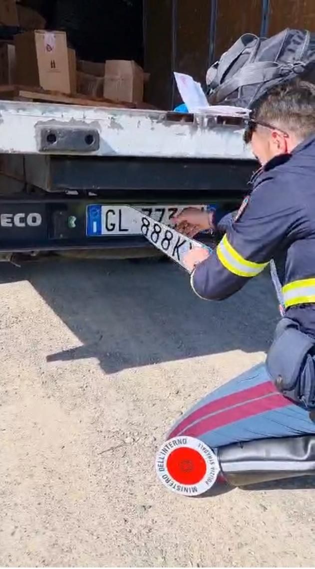 Montepulciano, sventata truffa del vino: la Polstrada recupera 1.500 bottiglie di pregio destinate all'estero