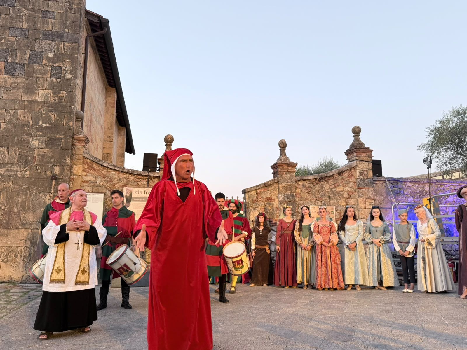 Monteriggioni di torri si corona 2026: successo per il Banchetto Medievale