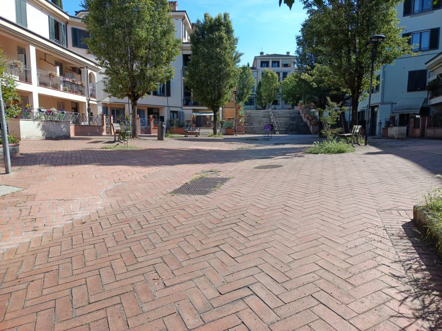 Residenti di piazza Gerini a Poggibonsi lamentano disagi per infiltrazioni, sconnessioni e avvallamenti 