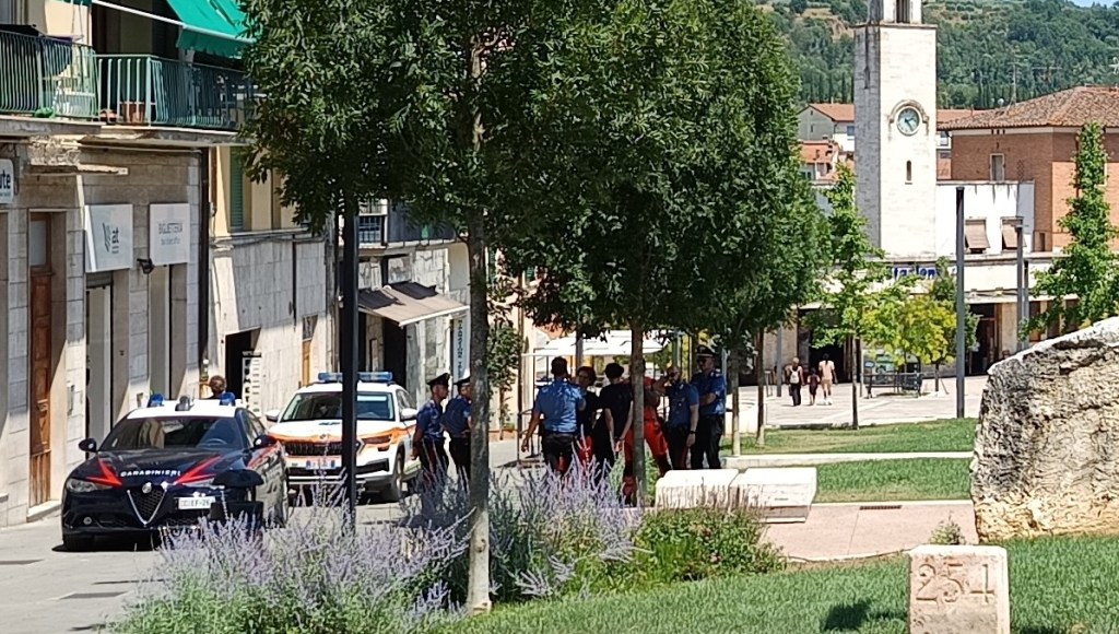 Minaccia con un coltello in centro a Poggibonsi, fermato dai carabinieri