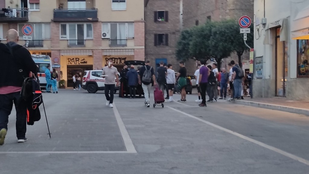 Rissa in piazza Savonarola (piazzola) all'ora di cena