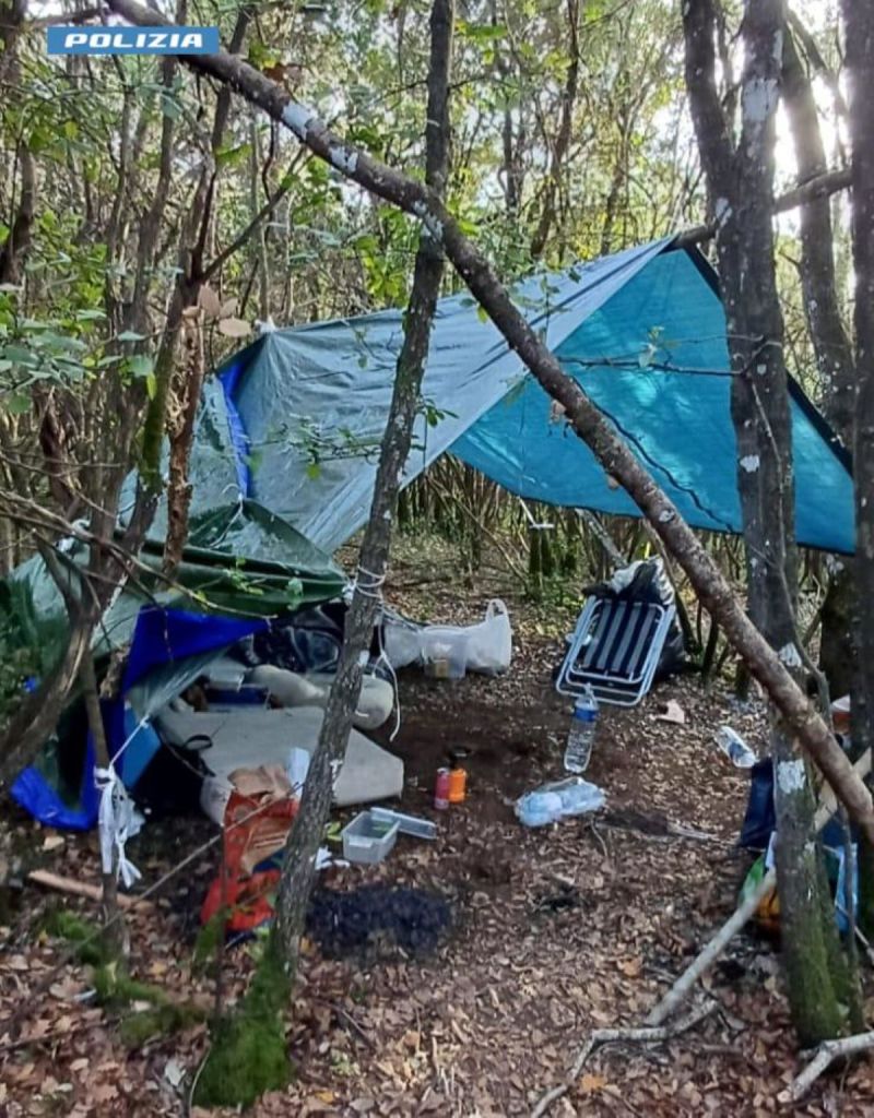 Spacciano droga in una piazzola nei boschi nella zona di Murlo