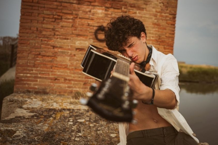Pietro Calabrese: il cantautore toscano di 16 anni presenta il singolo di esordio "Torna prima"