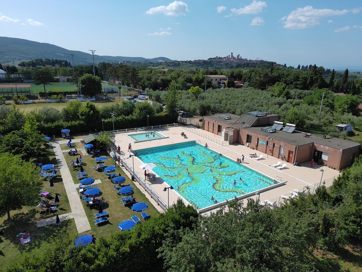San Gimignano, la piscina comunale si accende di sera