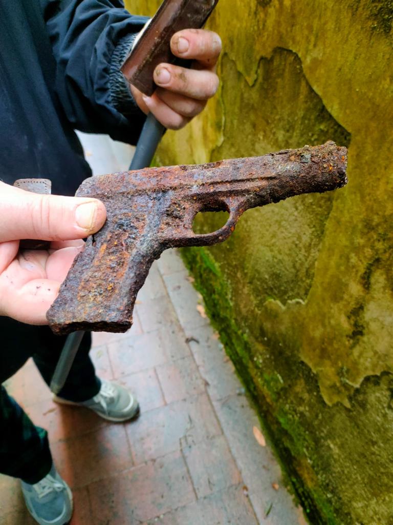Spunta una pistola al Giardino di Boboli, è un'arma della Seconda guerra mondiale