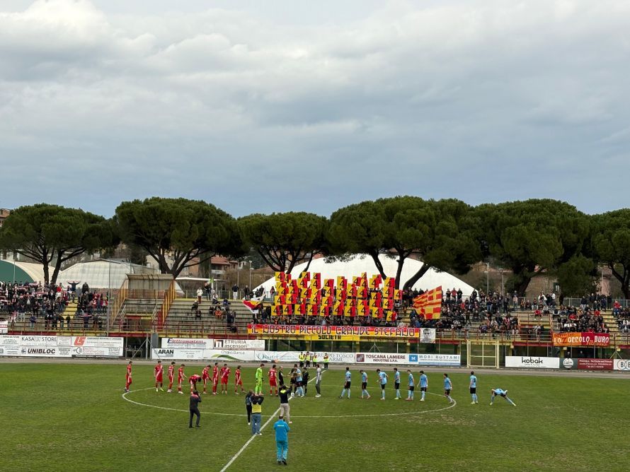 Poggibonsi, cuore e orgoglio nel ricordo di Lotti: il Grosseto passa di misura con un rigore di Riccobono