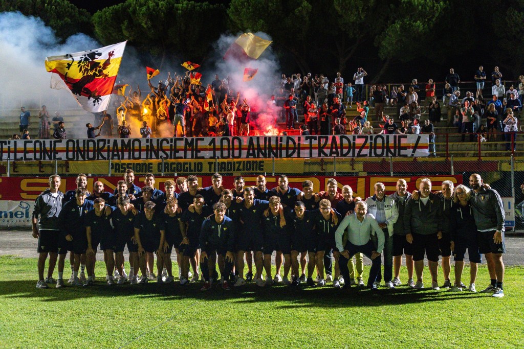 Molto più di un derby: Poggibonsi Siena tra gol, conigli in campo e tafferugli in strada
