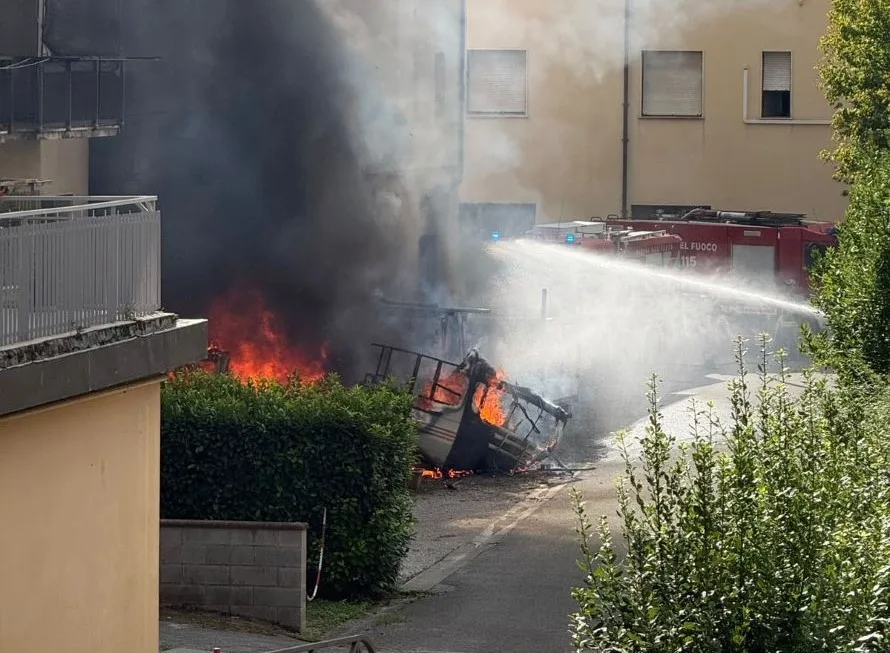 Poggibonsi, camper in fiamme in via Piave: evacuate diverse decine di persone