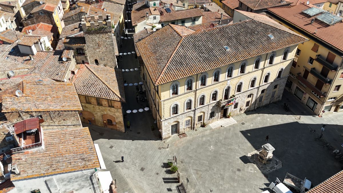 Poggibonsi, decoro: in corso la pulizia ‘sotto’ le postazioni più critiche