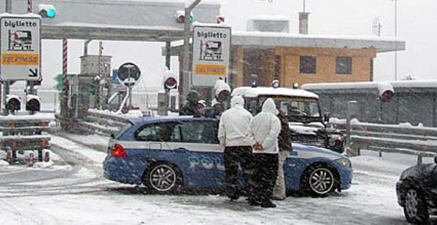 A1 blindata per neve: scattano i controlli a Firenze Nord, si viaggia su una sola corsia